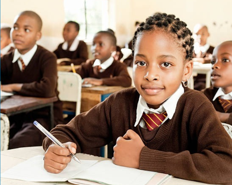 Élèves attentifs en classe dans une école partenaire ABC