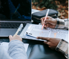 Responsable d'école finalisant un dossier d'inscription