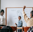 Enseignante animant un cours devant sa classe